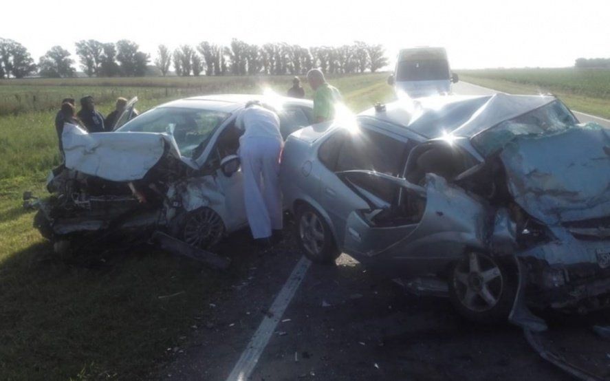 Tres Arroyos: un choque frontal entre dos autos dejó el saldo de seis ...
