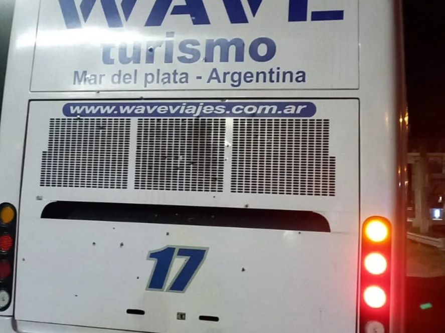 Así quedó uno de los micros atacados a balazos en la Ruta 2, cerca de Castelli