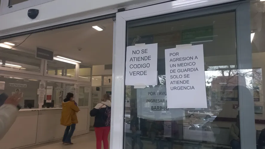 Personal del Hospital de Niños Sor María Ludovica sufrió agresión por parte de una madre de un paciente.