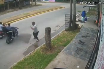 san vicente: le arrojo una reja a dos motochorros y evito un robo