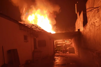 prendio una vela en memoria de su hija y se le incendio la casa
