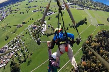 desesperante: se tiro en parapente y quedo colgado de la pierna del instructor