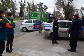 un pitbull de hudson mordio a una pareja y un bombero en un barrio de la plata