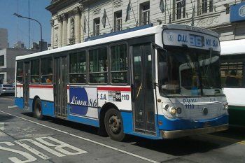 dos falsos pasajeros apunalaron a un chofer de colectivo en un robo