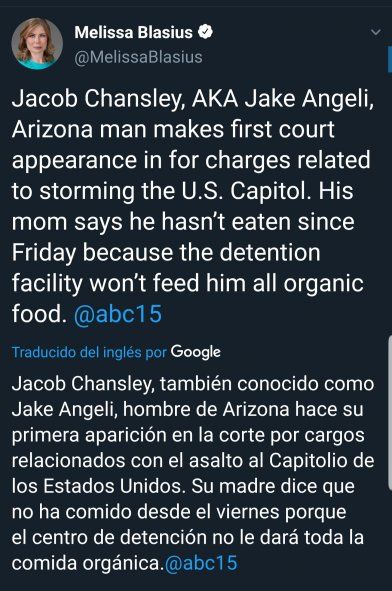 El Tweet de la periodista que dio a conocer la, situación de Jake Angeli, el hombre de los cuernos que entró en huelga de hambre 