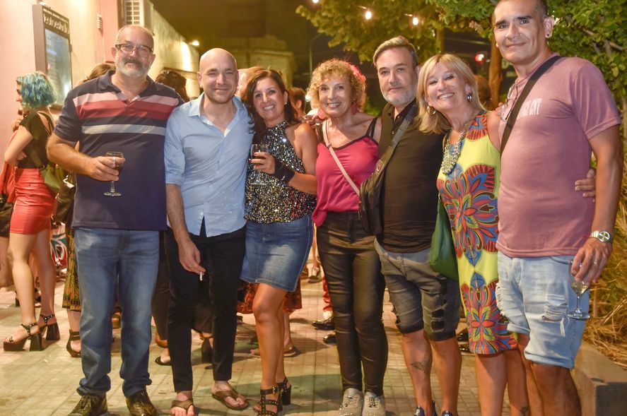 El 3 de marzo junto a amigos en la puerta de 