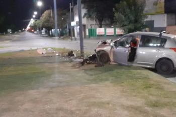 Así quedó el auto del hombre que manejaba con 5,5 gramos de alcohol en sangre en Necochea. Rompió el récord mundial de alcoholemia.