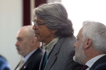 César Melazo, en el centro, junto a sus abogados 