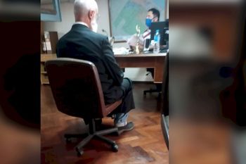 El cura Sidders cuando se presentó a indagatoria en la UFI N° 11 de La Plata 