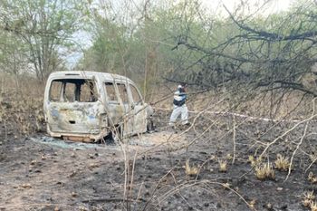 Dos cuerpos calcinados aparecieron en esta camioneta en Guernica