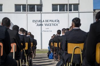 una cadete denuncio que fue abusada por un comisario en la escuela policial de olavarria
