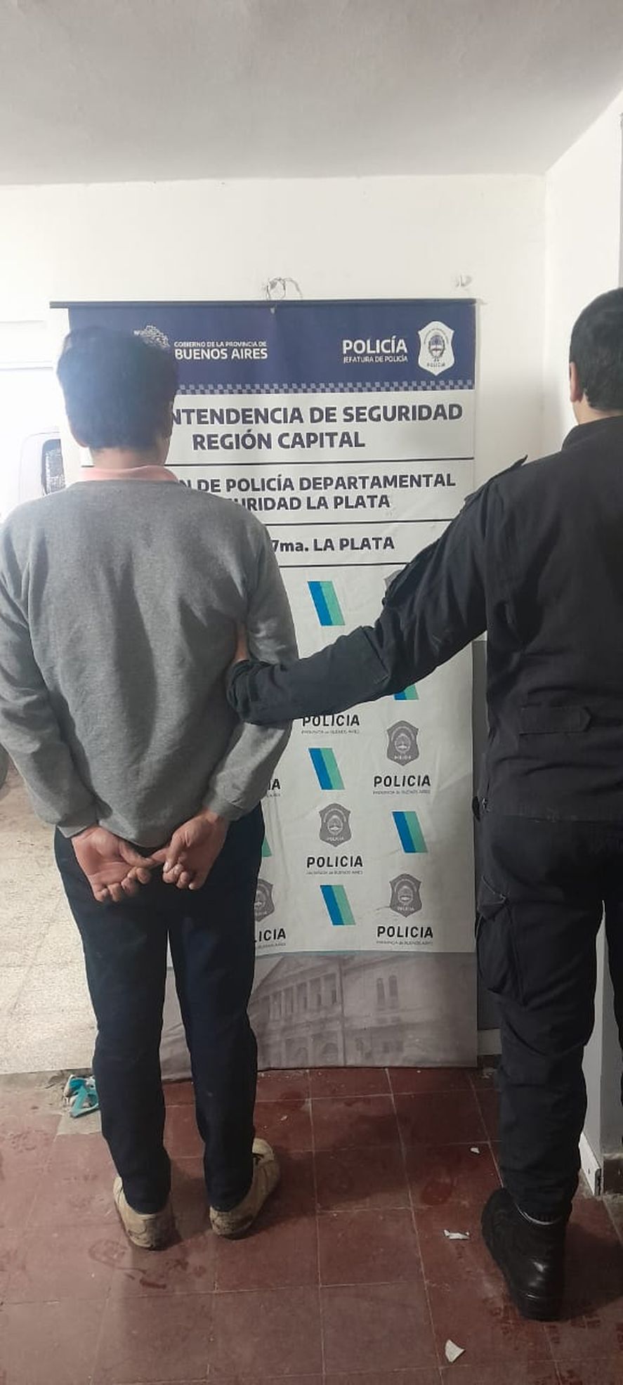 Los peritos buscan vainas servidas y proyectiles en el lugar