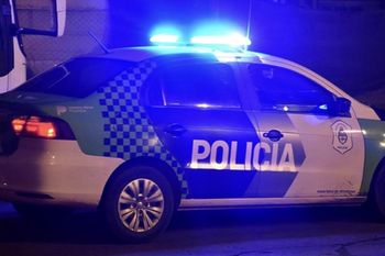 Quedó en medio de una disputa, recibió dos balazos y murió