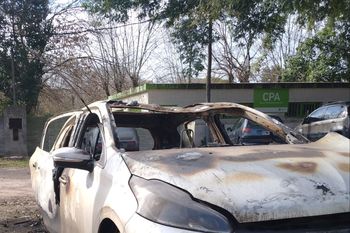 Uno de los autos prendido fuego en Tolosa