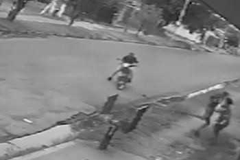 la plata: mira el brutal robo que protagonizaron dos motochorros