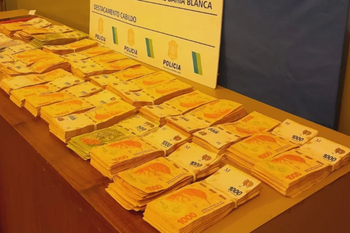 bahia blanca: choco, murieron dos mujeres y le encontraron $3 millones y un bolso sospechoso