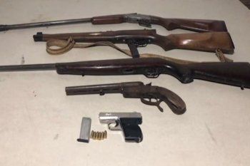 En los allanamientos para atrapar a la banda se incautaron estas armas 