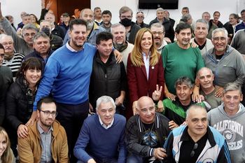 Excombatientes junto a políticos que presenciaron el anuncio sobre el pase libre en peajes