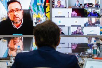 Axel Kicillof durante la última reunión con intendentes, escucha a Víctor Aiola, de Chacabuco, que le planteó revisar el sistema de fases para los municipios.
