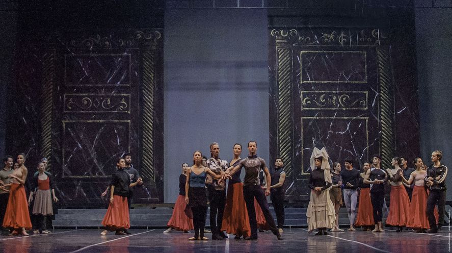 El ballet estable en uno de los ensayos de Romeo y Julieta 