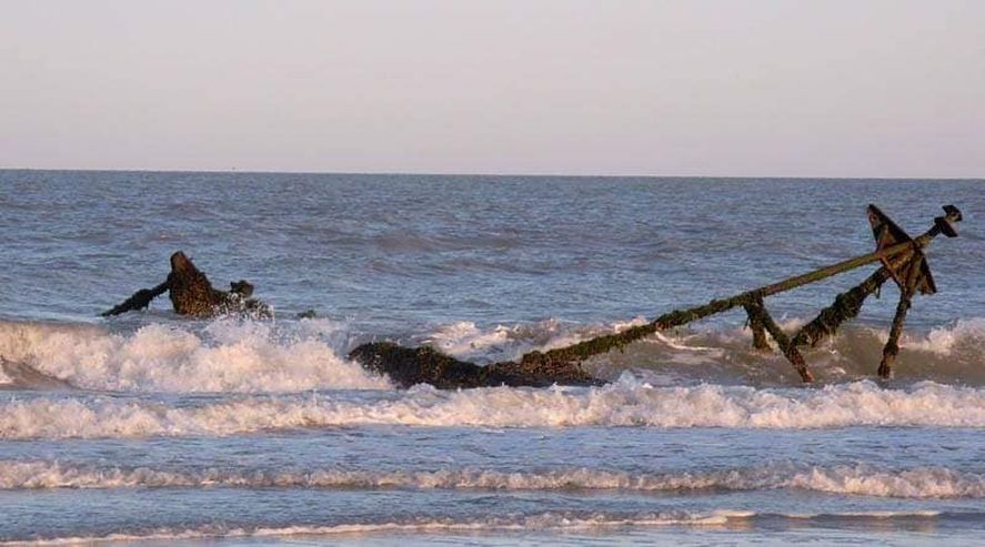 Barco encallado en Las Toninas