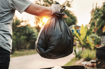Habrá sanciones a quienes saquen la basura fuera de horario en La Plata.