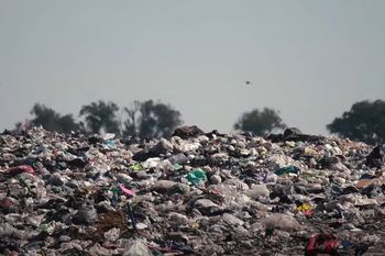 El basural La quema de Luján recibe 104 toneladas de residuos por día.