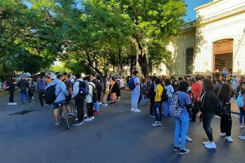 denuncian a un alumno del normal 2 de la plata por abuso sexual a companeras