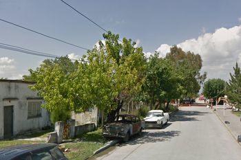 El hombre persuadió al adolescente, prometiéndole que le regalaría unos auriculares  para que lo acompañara a una vivienda en el barrio Villa Nueva de Berisso, donde terminó abusándolo 