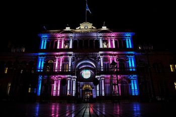 La casa rosada con los colores de la bandera trans tras la sanción de la ley de cupo laboral. 