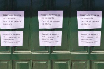 Los carteles de una Directora de Escuela de Chascomús para Kicillof