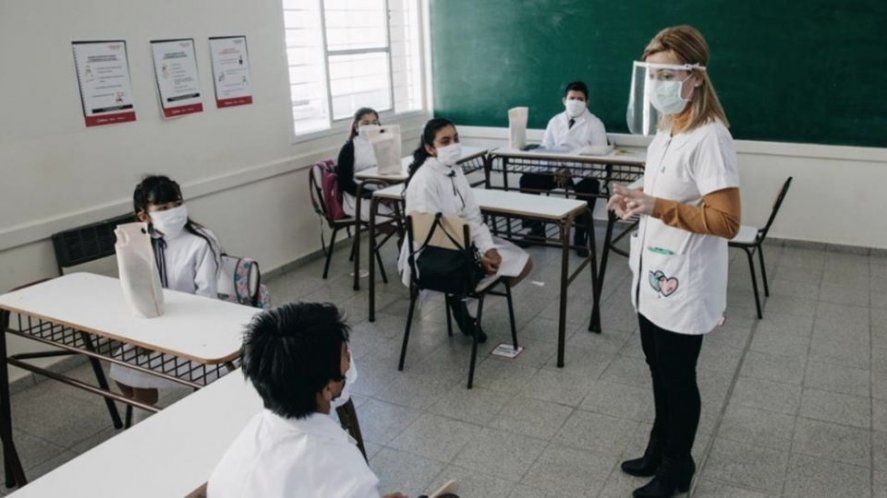 La vuelta a las clases presenciales aparece como una posibilidad. El 65% de los y las docentes ya recibió al menos una dosis de la vacuna contra el coronavirus.