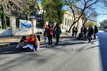 Sentadas, frazadazos y numerosas escuelas sin clases por el frío en toda la provincia