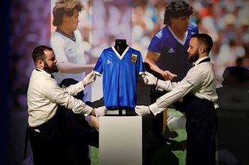 ¿en cuanto se subasto la camiseta azul de diego maradona?