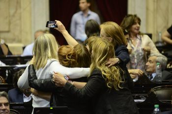 la politica, sin mujeres a la cabeza y con deudas en los gabinetes