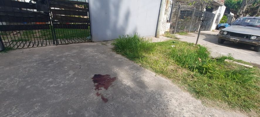 El joven fue apuñalado en 5 bis 82 y 83