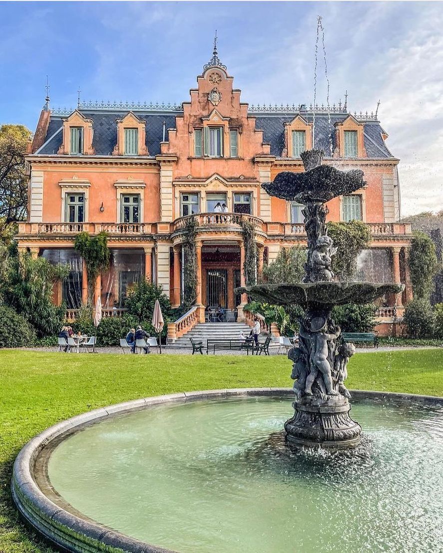 Escapadas de San Valentín en la provincia de Buenos Aires: La propiedad de Villa Ocampo cuenta con una cafetería, ideal para tomarse un break antes o después de una visita guiada por el lugar.