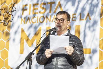 el intendente de azul en medio de otra crisis politica: aca estoy, enterito como nunca