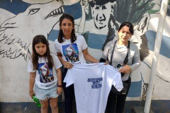 Familia de César Regueiro pidiendo justicia en la cancha de Gimnasia
