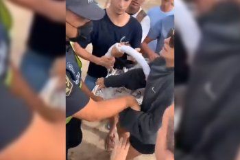 Turistas e inspectores municipales de Pinamar forcejearon por una canasta de chrros.