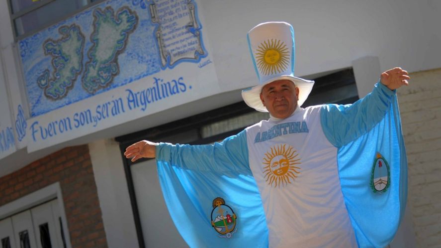 Galera, ropa celeste y blanca y una bicicleta llamada 