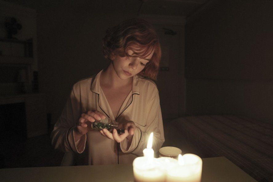 Beth Harmon consumiendo sus pastillas verdes en Gambito de Dama 