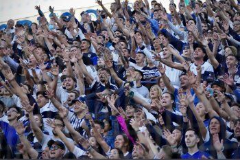 Hinchas de Gimnasia en el estadio del Bosque