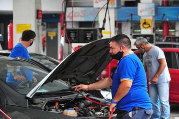 El servicio de gas escasea en las estaciones expendedores de GNC de la Ciudad de La Plata en medio de las bajas temperaturas.
