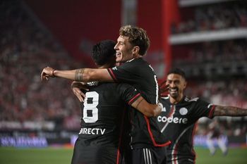 Colidio fesreja con Meza el 2 a 0 de River ante Estudiantes.
