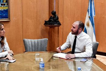 El ministro de Economía, Martín Guzmán, recibió este lunes en el Palacio de Hacienda a la primera precandidata a diputada del Frente de Todos por la provincia de Buenos Aires, Victoria Tolosa Paz.