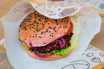 Cada vez hay más locales de comida que suman opciones aptas para veganos