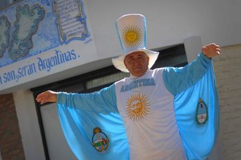 En Bahía Blanca quieren declarar vecino ejemplar al Hombre Bandera.