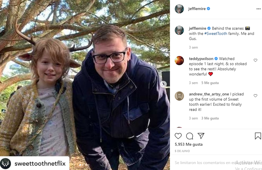 Jeff Lemire junto a Christian Convery, el protagonista de la serie de Netlifx