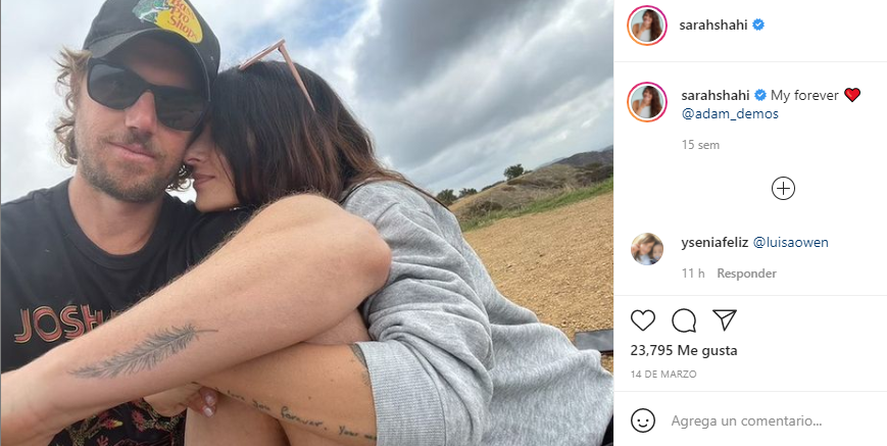 Sarah y Adam están juntos en la serie de Netflix y también en la vida real 